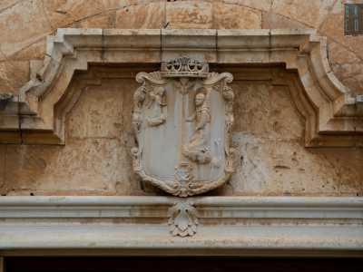L�architrave del portale d�ingresso mostra inoltre un dettaglio interessante: uno scudo che rappresenta l�Illirico in estasi con angeli e in basso lo stemma dell�ordine francescano